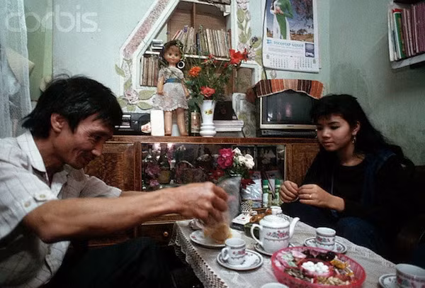 Giản dị đón khách đến chơi nhà với ấm trà ngon và chút bánh mứt kẹo.