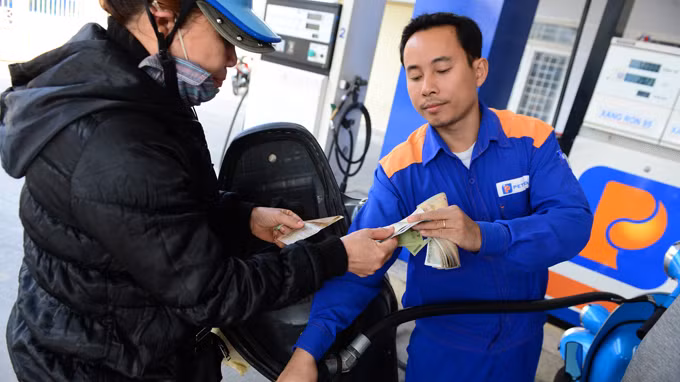 Khách hàng mua xăng tại một cây xăng của Petrolimex trên đường Trưng Nữ Vương, quận Hải Châu, TP Đà Nẵng chiều 20-1 - Ảnh: Th.Thắng