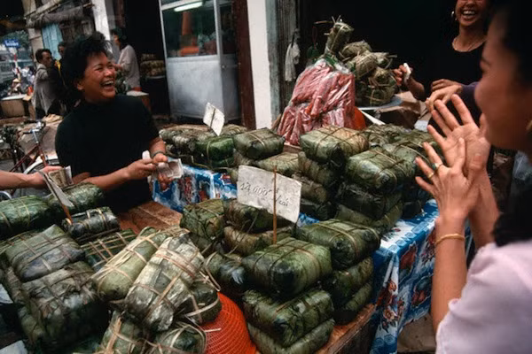 Hà Nội nhiều nhà tự luộc bánh chưng. Những năm 1990, các cửa hàng đã bán bánh chưng ăn Tết.