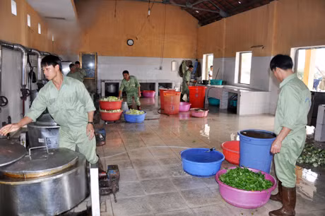 Tổ nhà bếp đang tích cực chuẩn bị bữa cơm tất niên.