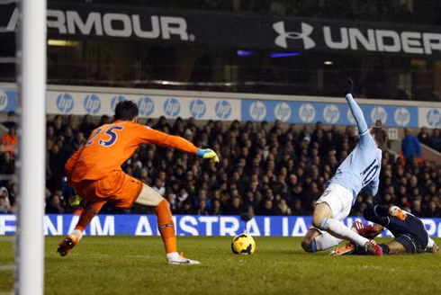 Tình huống dẫn tới quả phạt đền cho Man City và chiếc thẻ đỏ cho Danny Rose, người phạm lỗi với Dzeko (áo xanh) trong vòng cấm Tottenham. Ảnh: AFP.