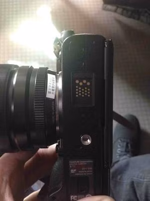 Đế máy cho thấy X-T1 có thể dùng được với Grip.