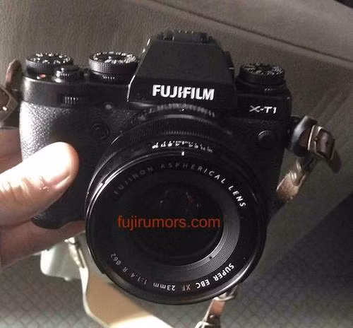Fujifilm X-T1 lộ diện với phong cách máy ảnh SLR hoài cổ nổi bật là phần kính ngắm.
