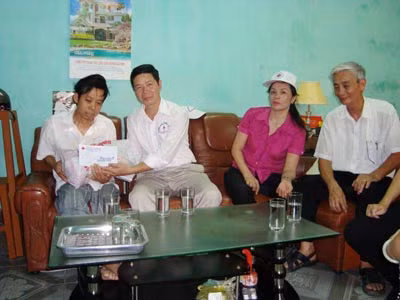 Một buổi trao quà từ thiện tại phường Yết Kiêu. (Ảnh minh họa)