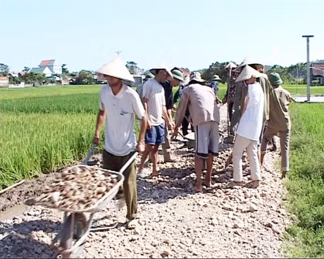 Nhân dân thôn Xóm Giáo, xã Đầm Hà tham gia làm đường liên thôn.