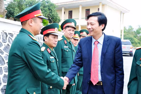 Đồng chí Nguyễn Văn Đọc thăm và chúc Tết Lữ đoàn bộ đội 242 huyện Vân Đồn.