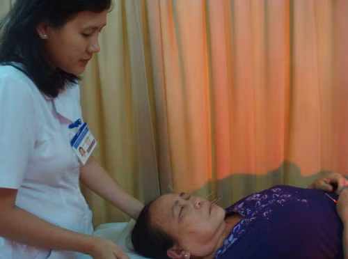 Bệnh nhân điều trị liệt mặt do lạnh tại Viện Y dược học cổ truyền TP.HCM - Ảnh: Hà Minh