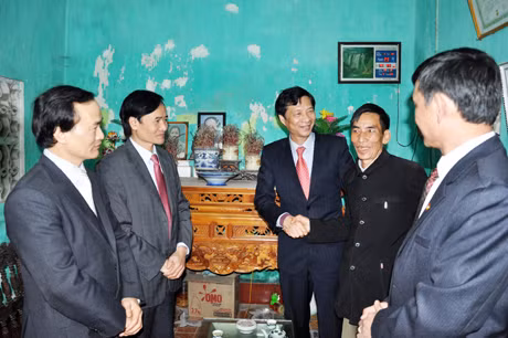 Đồng chí Nguyễn Văn Đọc, thăm và chúc Tết gia đình ông Phạm Thanh Gấm, thương binh 4/4, thị trấn Cái Rồng.