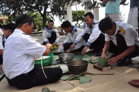 CBCS trên đảo quây quần gói bánh chưng.