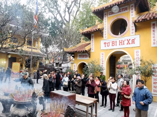 Người dân đi lễ đầu năm tại chùa Quán Sứ. (Ảnh: Quốc Khánh/TTXVN)