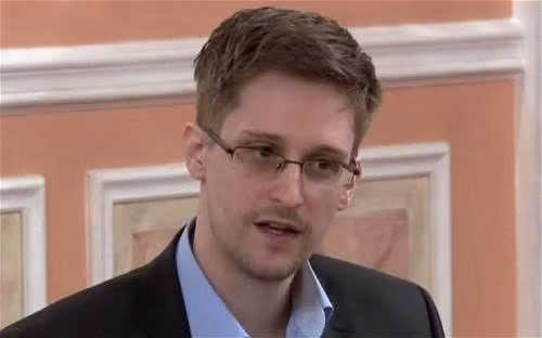 Cựu nhân viên tình báo Mỹ Edward Snowden trong buổi giới thiệu giải thưởng Sam Adams Award tại Moscow, Nga. Ảnh: AP Cựu nhân viên an ninh Mỹ Edward Snowden. Ảnh: AP