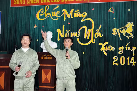 Luyện tập văn nghệ cho buổi tối đón giao thừa.
