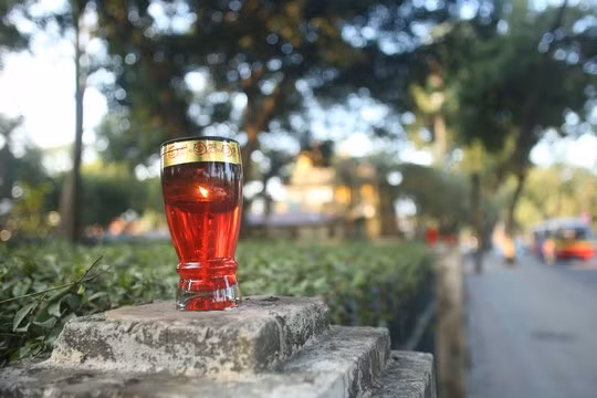 Những ngọn nến được người đến viếng Đại tướng thắp lên bên hàng rào ngoài ngôi nhà số 30 Hoàng Diệu