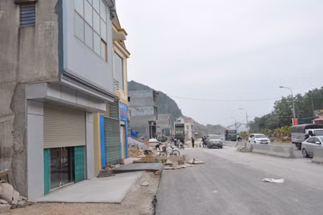 Tầng 2 của ngôi nhà này sát mép đường 