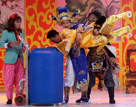Một cảnh trong Táo quân 2014 khiến khán giả liên hệ đến vụ bảo mẫu bạo hành trẻ. Ảnh: Dương Nguyễn (Dân trí)