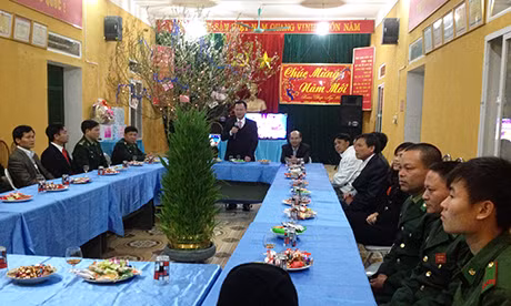 Người dân thôn Chang Nà, xã Tình Húc, huyện Bình Liêu đón xuân tại nhà văn hóa thôn (Ảnh La Lành)