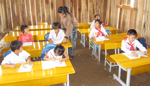 Tỷ lệ học sinh các vùng nông thôn, miền núi, vùng khó khăn kinh tế bỏ học ngày càng cao - Ảnh: Trần Hiếu