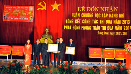 Đồng chí Đỗ Thông, Phó Chủ tịch Thường trực UBND tỉnh trao Huân chương Lao động hạng Ba cho ngành GD-ĐT huyện Đông Triều.
