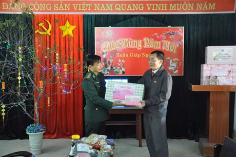 Tặng quà Trạm Biên phòng Cửa khẩu cảng Mũi Chùa 