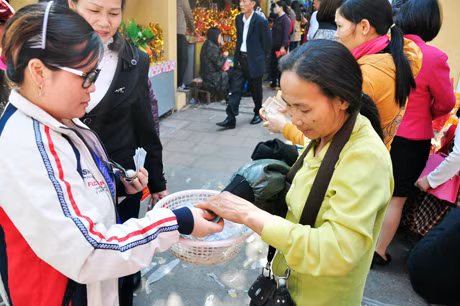 Đầu năm mua muối may mắn.