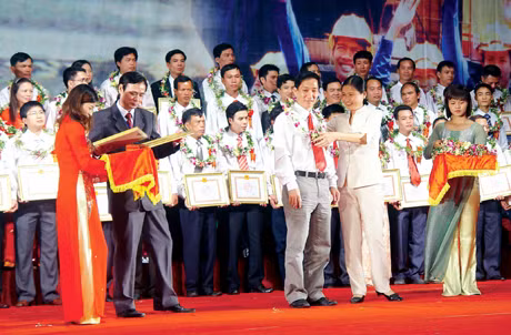 Các điển hình của ngành Than về học tập và làm theo tấm gương đạo đức Hồ Chí Minh được biểu dương, khen thưởng.