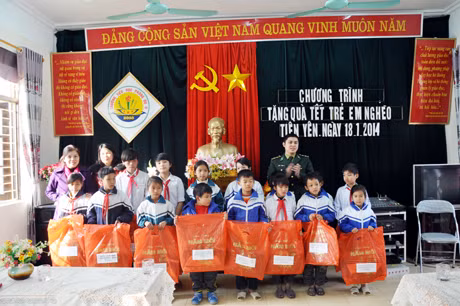 Đoàn TN tình nguyện tham gia chương trình tuổi trẻ với mùa xuân biên giới tặng quà Tết cho học sinh nghèo Trường TH Phong Dụ 2.