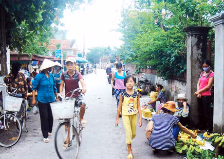 Chợ Ma chỉ họp trên đường xã Cẩm La từ khoảng 5 giờ đến 7 giờ sáng.