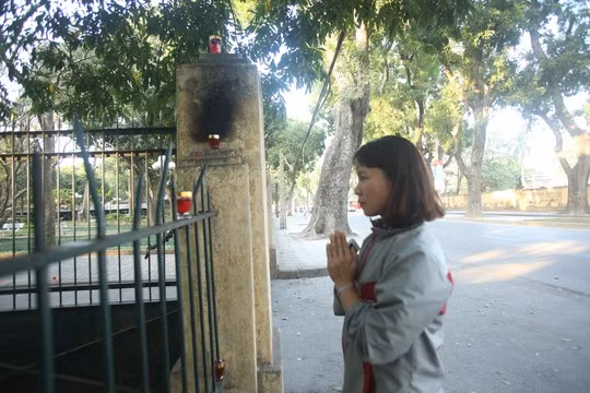 Chị Nguyễn Thanh Huyền tưởng nhớ Đại tướng Võ Nguyên Giáp từ bên ngoài cánh cổng