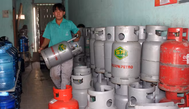 Người tiêu dùng đón tin vui ngay ngày mùng 1 tết: giá gas từ ngày mai 1-2 sẽ giảm 13.000 đồng/bình