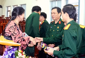 Diễn viên Diệu Thuần giao lưu cùng các chiến sĩ Quảng Ninh.
