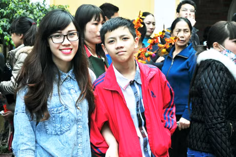 Giới trẻ thích thú đi lễ chùa đầu năm.
