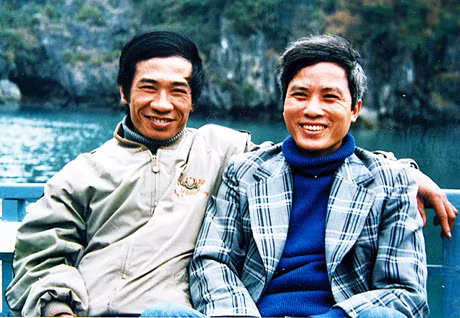 Anh Nguyễn Đức Tý (bên trái), cán bộ Ban Quản lý Di tích thắng cảnh Quảng Ninh, người thường giúp tác giả (bên phải) thâm nhập thực tế Vịnh Hạ Long những năm thắng cảnh này chưa được UNESCO công nhận là Di sản thiên nhiên thế giới.