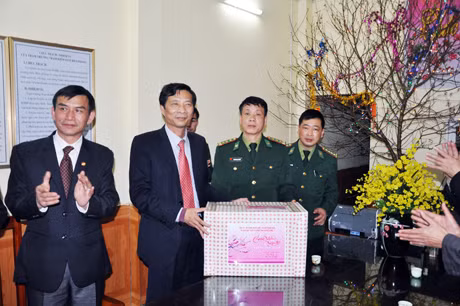 Đồng chí Nguyễn Văn Đọc, tặn quà Tết cán bộ chiến sỹ Trạm biên phòng Cái Rồng.