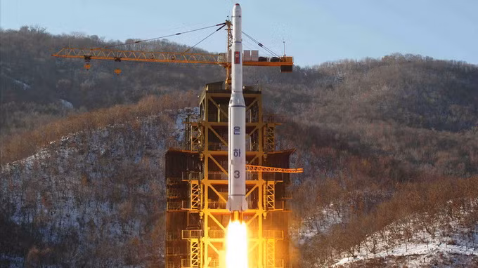  Tên lửa Unha-3 của Bình Nhưỡng - Ảnh: AFP