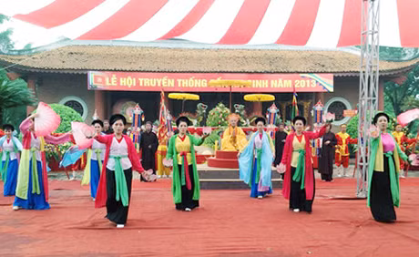 Biểu diễn văn nghệ tại Lễ hội đền An Sinh, Đông Triều năm 2013. Ảnh: Tư liệu