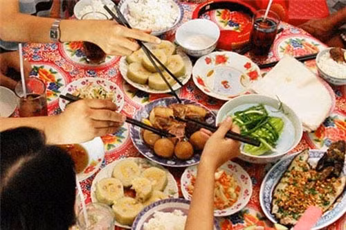 Trong những ngày Tết thì lượng bệnh nhân nhập viện do bị rối loạn tiêu hóa, dạ dày, gan, tăng huyết áp… ngày càng nhiều. Ảnh minh họa