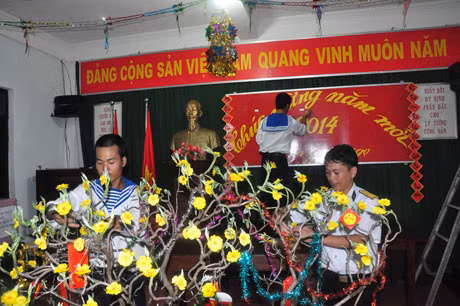 Cây phong ba trên đảo được CBCS trang trí cây mai vàng đón xuân.