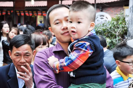 Những em bé thích thú được đi lễ chùa cùng gia đình.