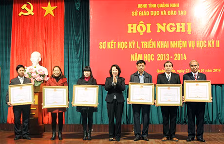 Thừa ủy quyền của Thủ tướng Chính phủ, đồng chí Vũ Thị Thu Thủy, Phó Chủ tịch UBND tỉnh trao tặng Bằng khen của Thủ tướng Chính phủ cho 6 tập thể có thành tích xuất sắc.