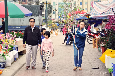 Chợ hoa xuân sáng 30 Tết vẫn đông người dân tới mua hoa.