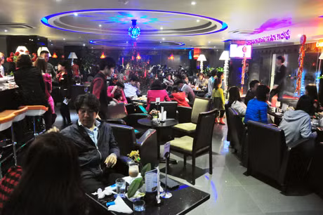 Trước thời khắc giao thừa nhiều người chọn các quán cafe để ôn lại kỷ niệm một năm cũ.