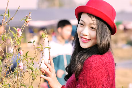 Thiếu nữ duyên dáng bên hoa đào.