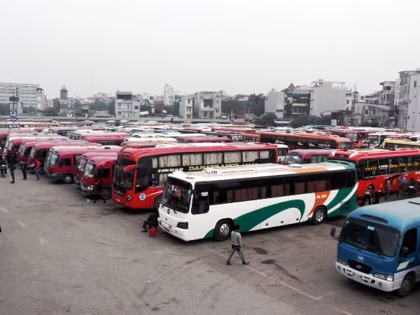 Các đơn vị chức năng sẽ xử lý nghiêm tình trạng tăng giá vé vận tải trái quy định dịp Tết. (Ảnh: Thế Duyệt/TTXVN)