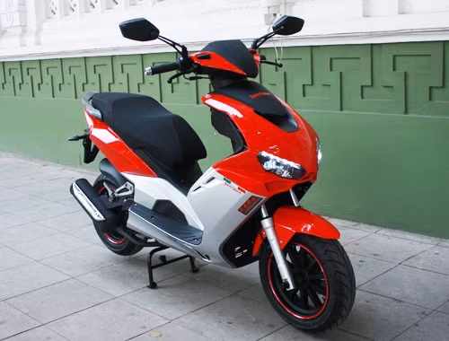 Lambretta Lamsport 125 2014 với đầu trước đậm chất Ducati.
