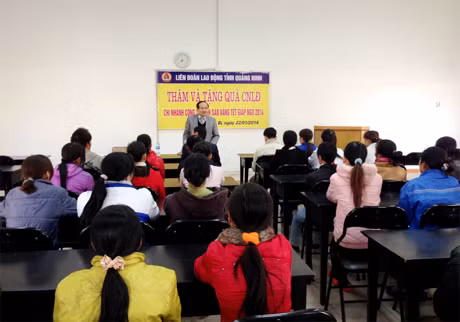 Đồng chí Lại Văn Chiến, Phó Chủ tịch LĐLĐ tỉnh thăm và tặng quà CNLĐ có hoàn cảnh khó khăn tại TP Uông Bí.