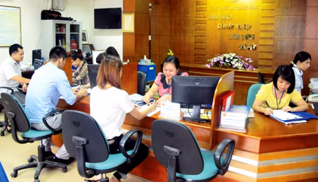 Năm 2014 toàn tỉnh sẽ tiếp tục tăng cường các nguồn thu để có nguồn chi. (Trong ảnh: Cán bộ ngành Thuế hướng dẫn doanh nghiệp thực hiện các thủ tục kê khai, nộp thuế). 