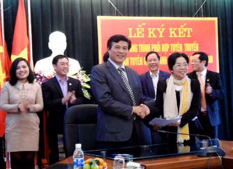 Lãnh đạo Báo Quảng Ninh và TP Móng Cái trao đổi biên bản ký kết phối hợp tuyên truyền năm 2014.