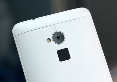 Camera và cảm biến nhận diện vân tay được đặt ở vị trí thuận tiện cho thao tác.