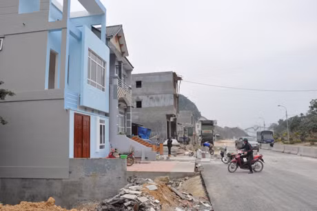 Thậm chí có ngôi nhà chỉ cần bước ra cửa chân đã bước xuống mặt đường quốc lộ 18A