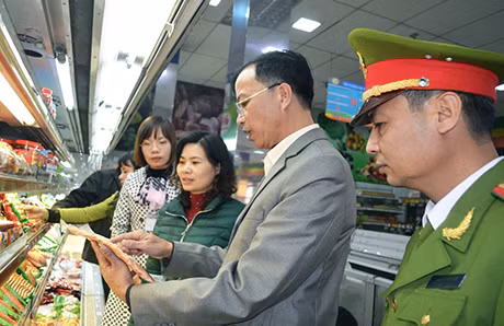 Đoàn kiểm tra liên ngành thực hiện kiểm tra hạn sử dụng hàng hoá tại siêu thị TTP thuộc Công ty CP Đầu tư phát triển Công nghiệp TTP (TP Cẩm Phả).